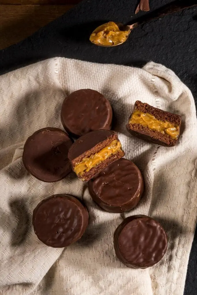 Söta hemgjorda choklad alfajores