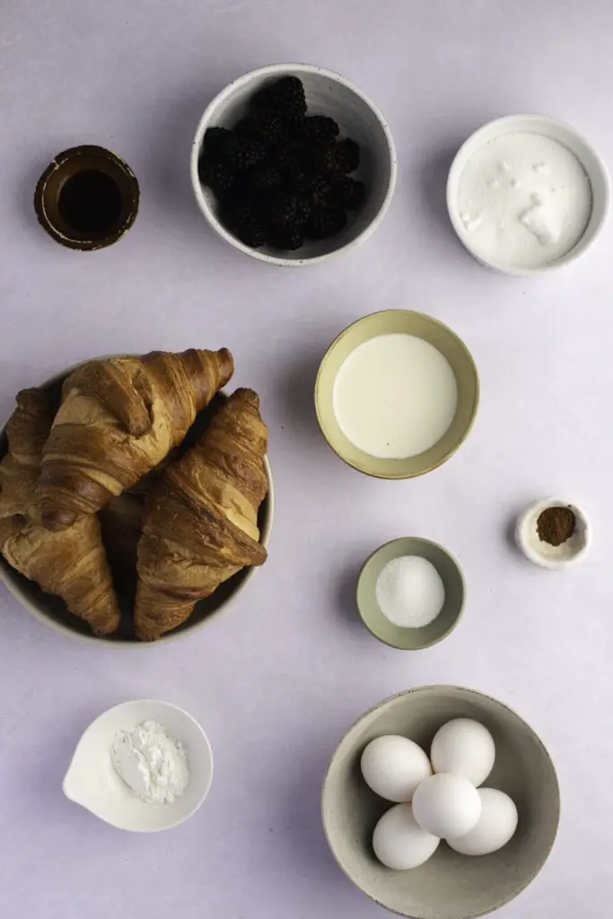 Francoski toast za rogljičke Sestavine: rogljički, pol in pol, ekstrakt vanilije, cimet, jajca, robidov sirup in prelivi