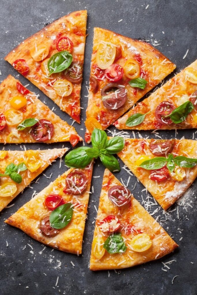 Hemlagad pizza med tomat, mozzarella och basilika