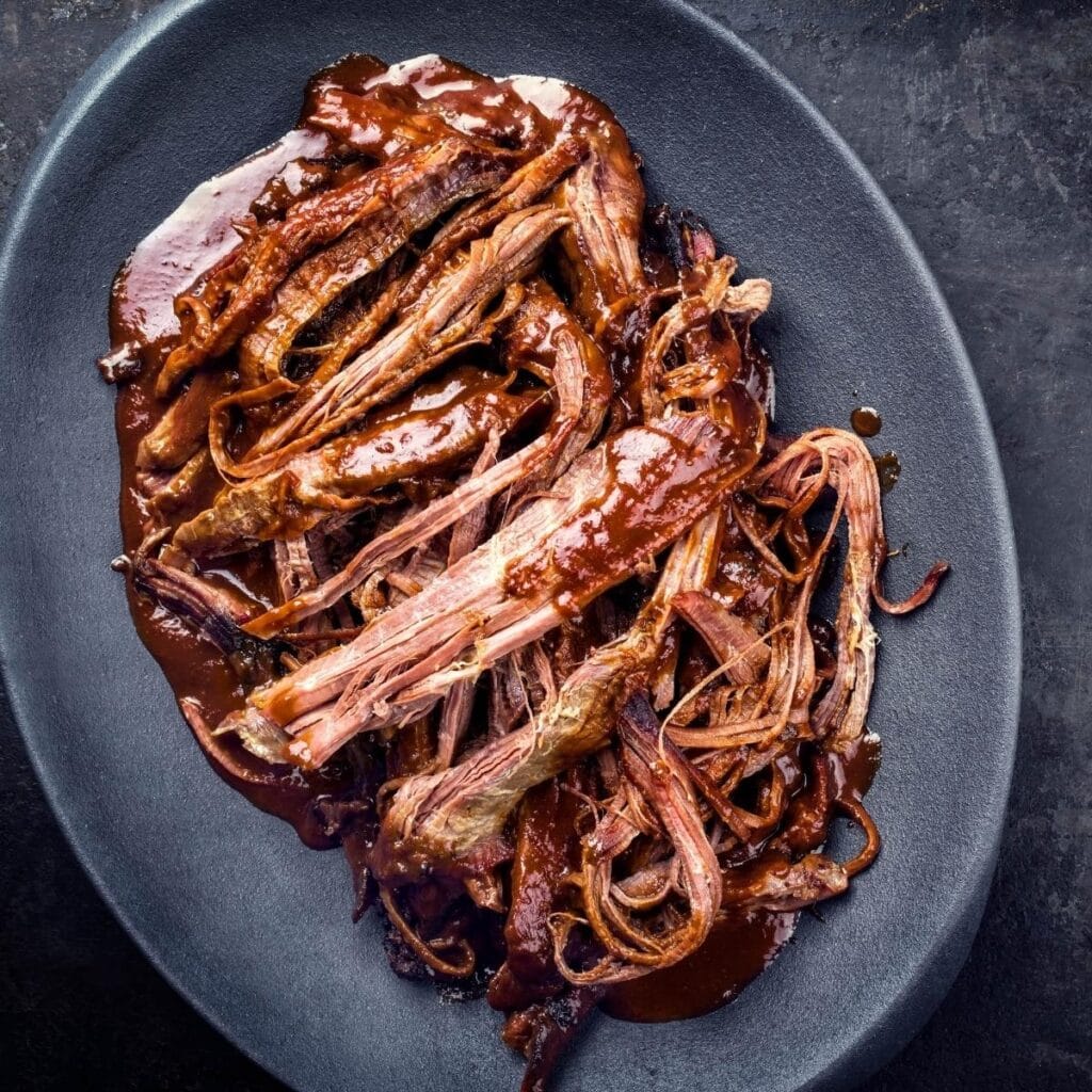 Mish derri i bërë në shtëpi me salcë BBQ