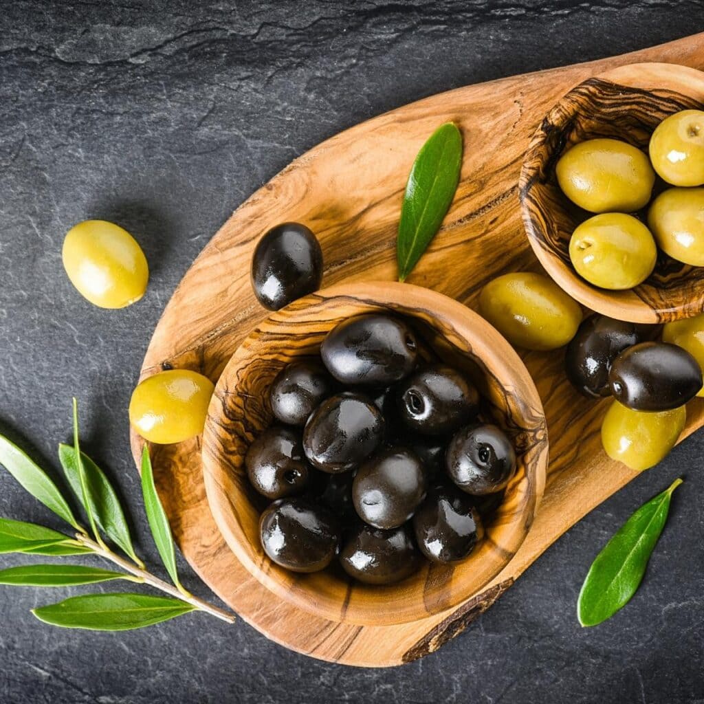 Svarta oliver i en träskål
