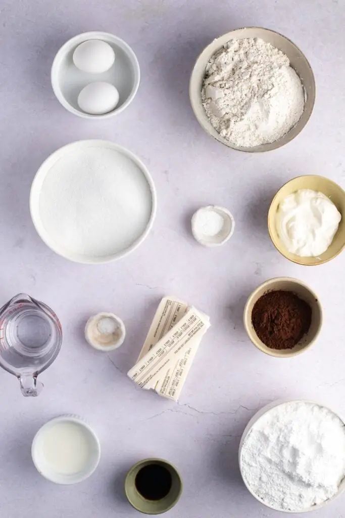 Ingredientes del pastel de hoja de Texas: mantequilla, harina, azúcar, bicarbonato de sodio, sal, crema agria, huevos y nueces