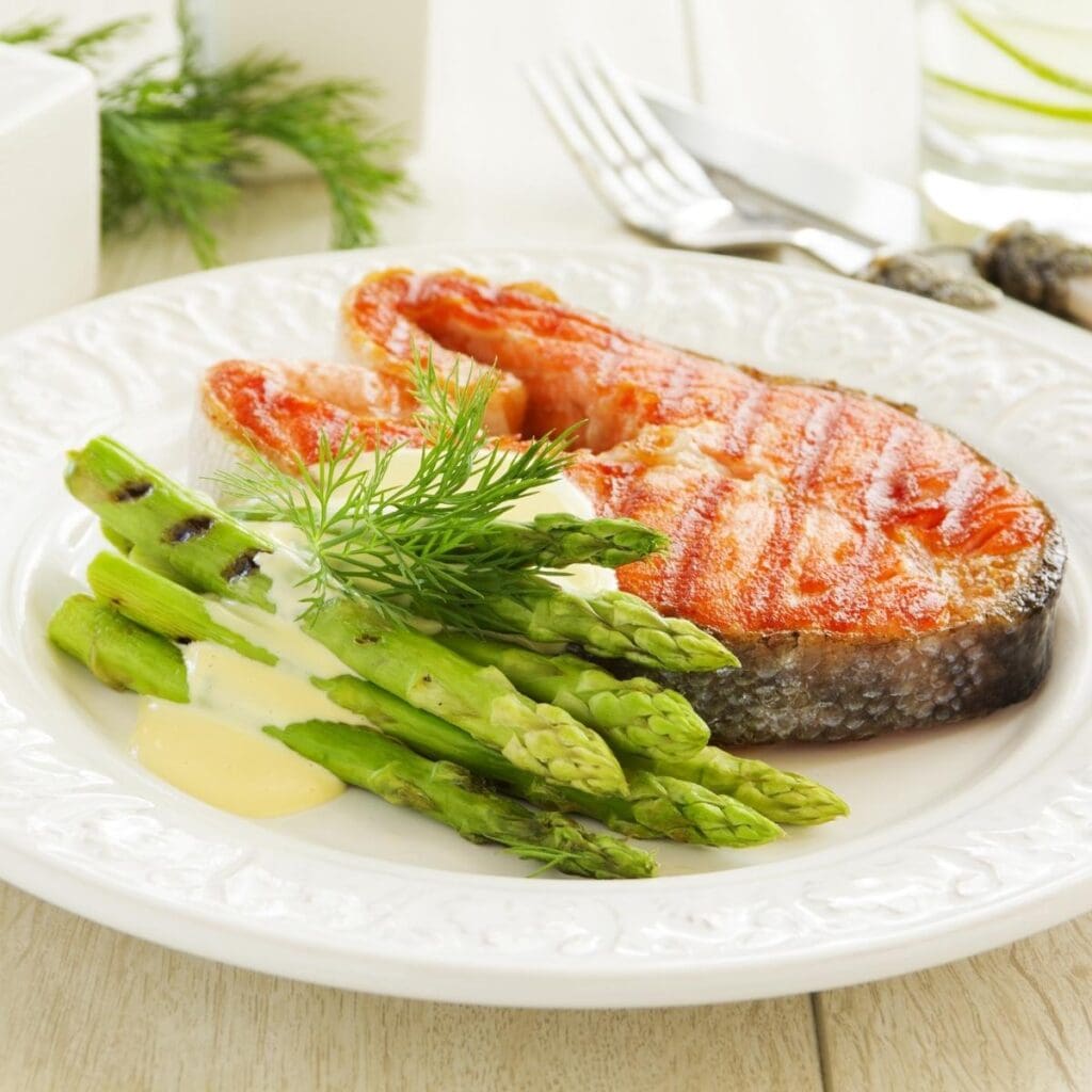 Asparagus ជាមួយ Hollandaise Sauce ជាមួយ Tuna