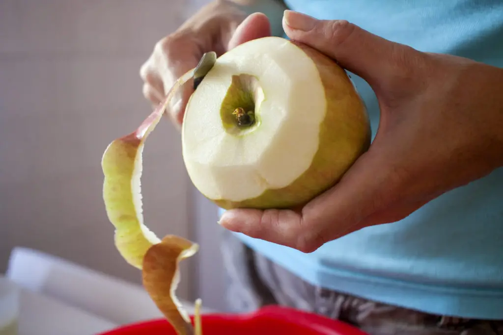 Pomme epluchée pour gateau pommes poires