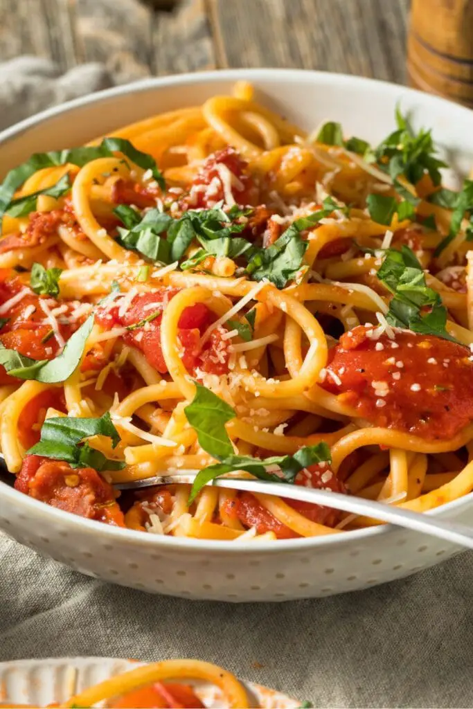 Bucatini pasta le tomato agus basil