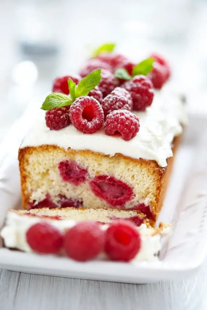 रास्पबेरी हॉलिडे ब्रेड केक