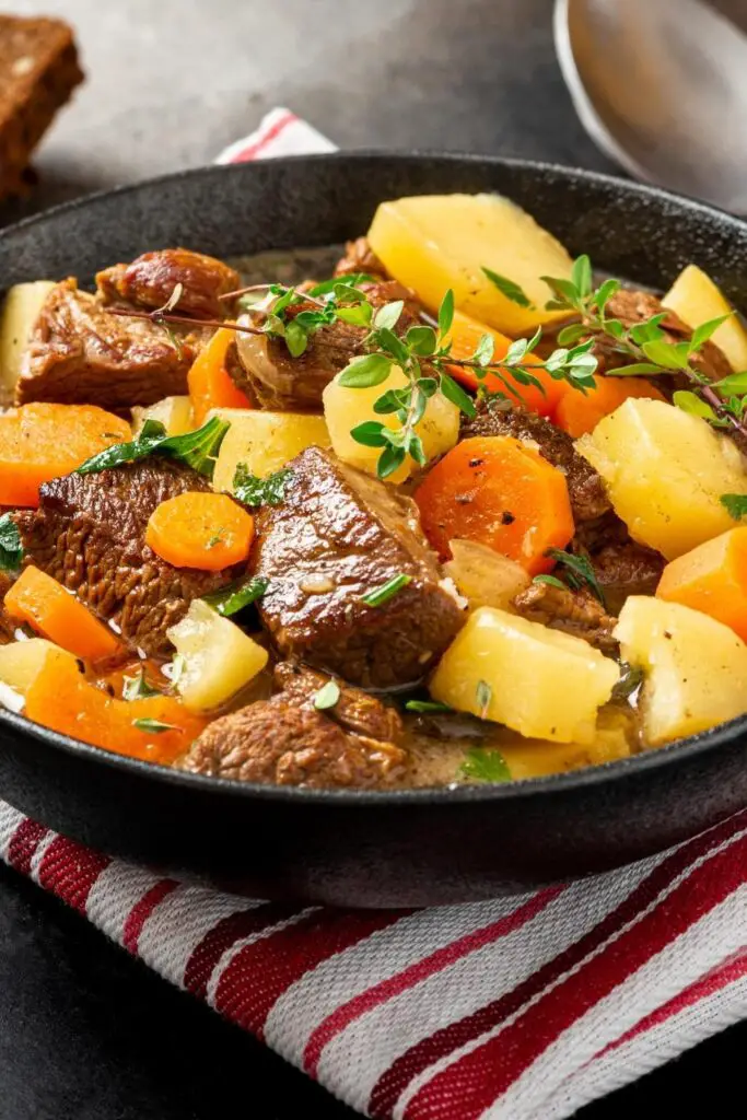 Stew Ireland buatan sendiri dengan daging lembu, lobak merah dan kentang