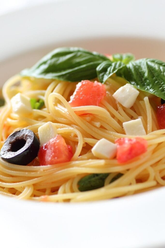 卡佩里尼意大利面配橄欖、羅勒和西紅柿