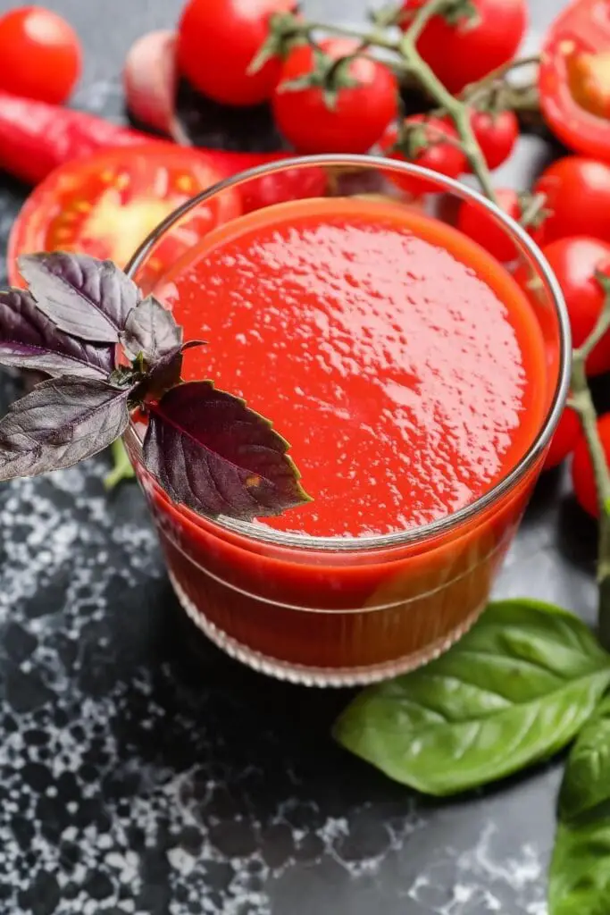 Pomidorų sultys mažoje stiklinėje