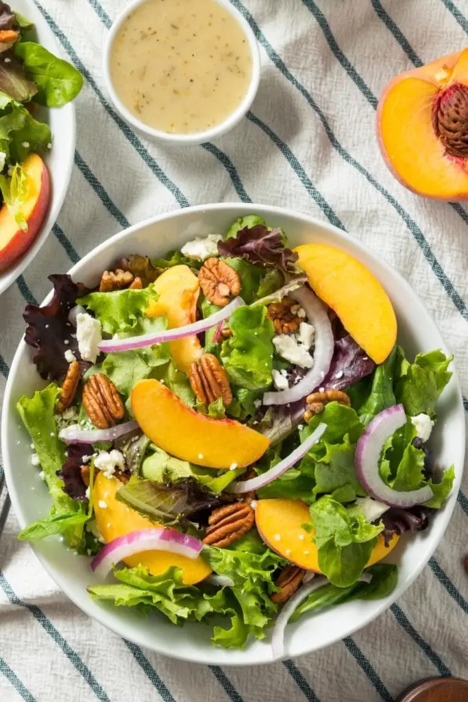 Cevizli, Peynirli ve Soslu Sağlıklı Ev Yapımı Şeftali Salatası