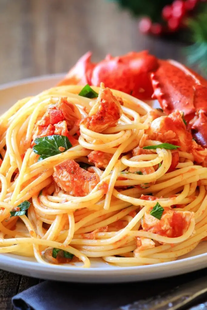 Spaghetti Lobster Na Gida Tare da Tumatir Don Kirsimeti