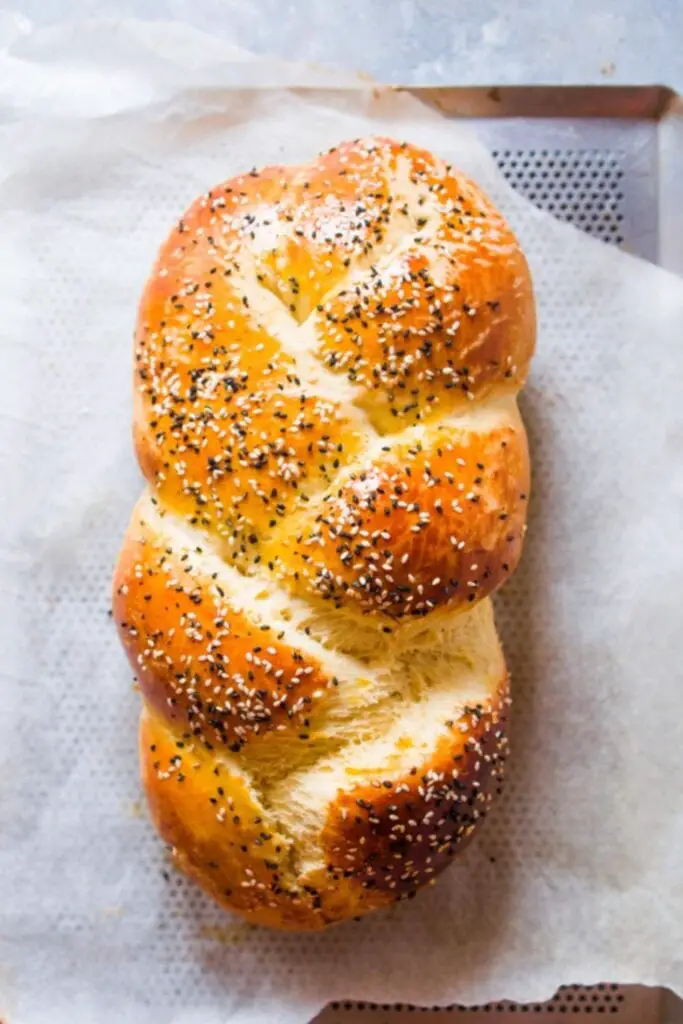 Frisch gebackenes Challa-Brot