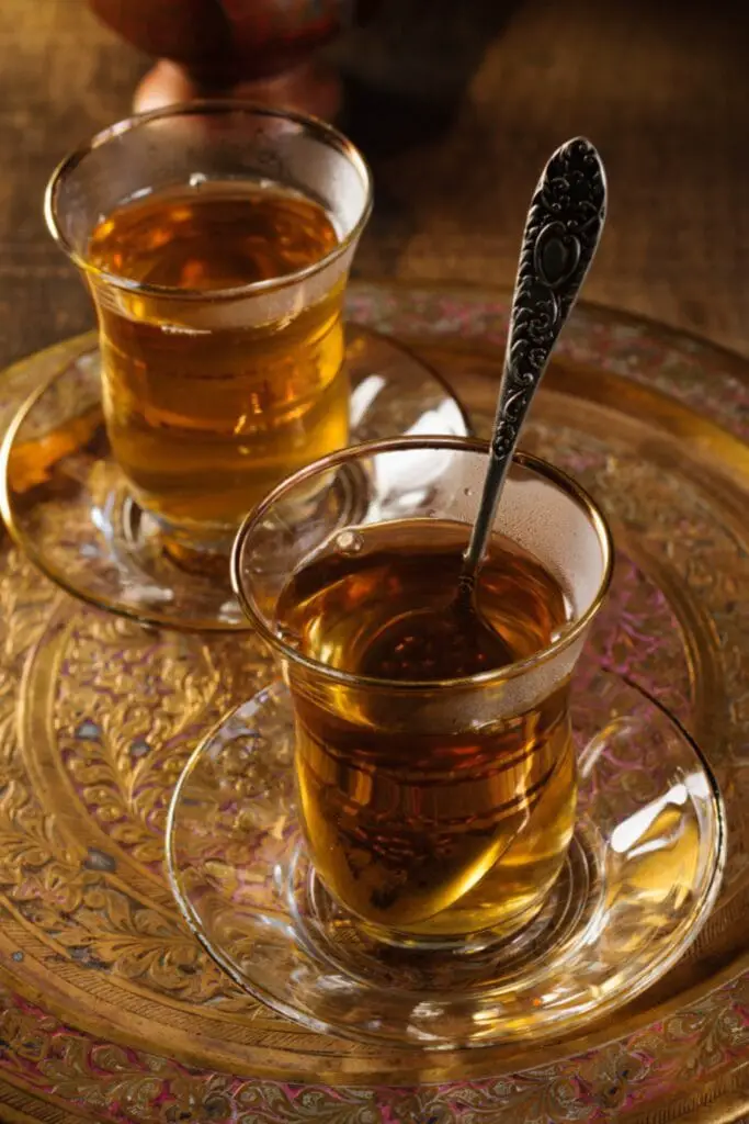 Elma Çayı (té de manzana turco) en una taza de té de vidrio