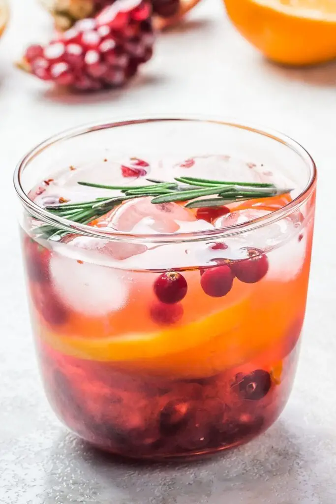 玻璃杯中的酒醉蔓越莓柑橘潘趣酒