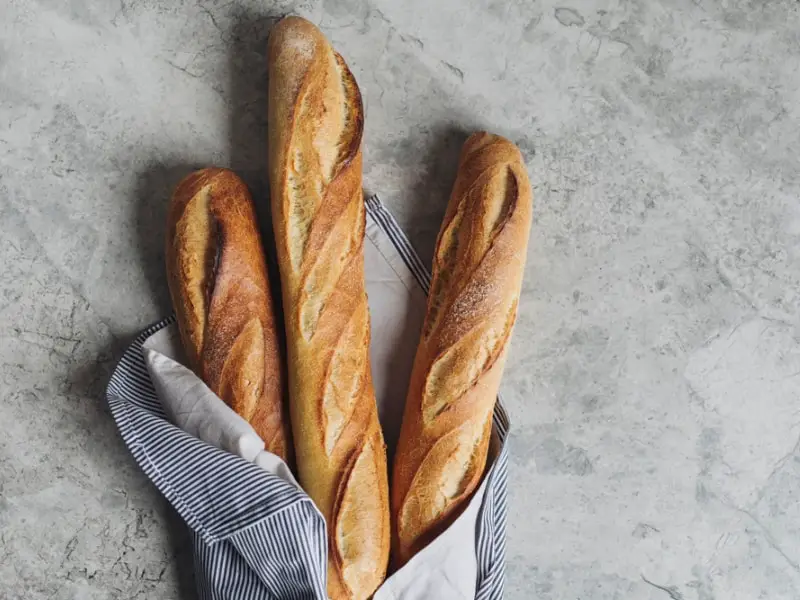 천으로 감싼 프랑스 빵