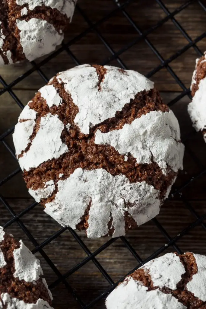 Homemade Chocolate Crinkle Cookies na may Powdered Sugar