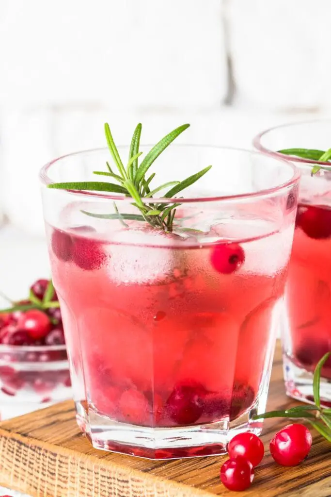 Cranberry cocktail ma vodka, rosemary ma aisa