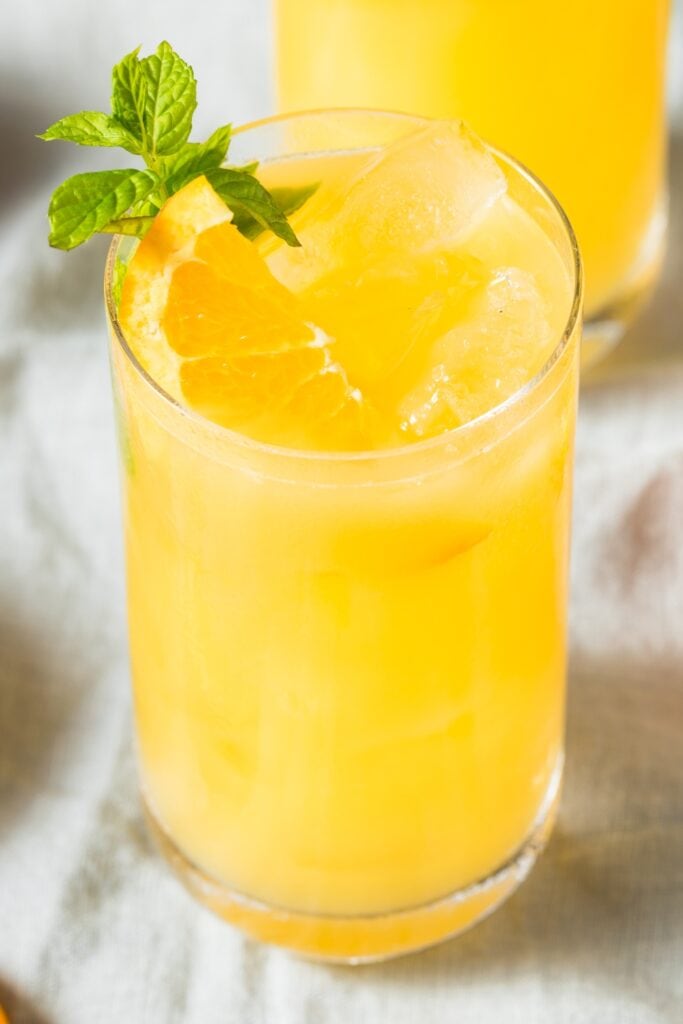 Cóctel de naranja borracho frío con vodka