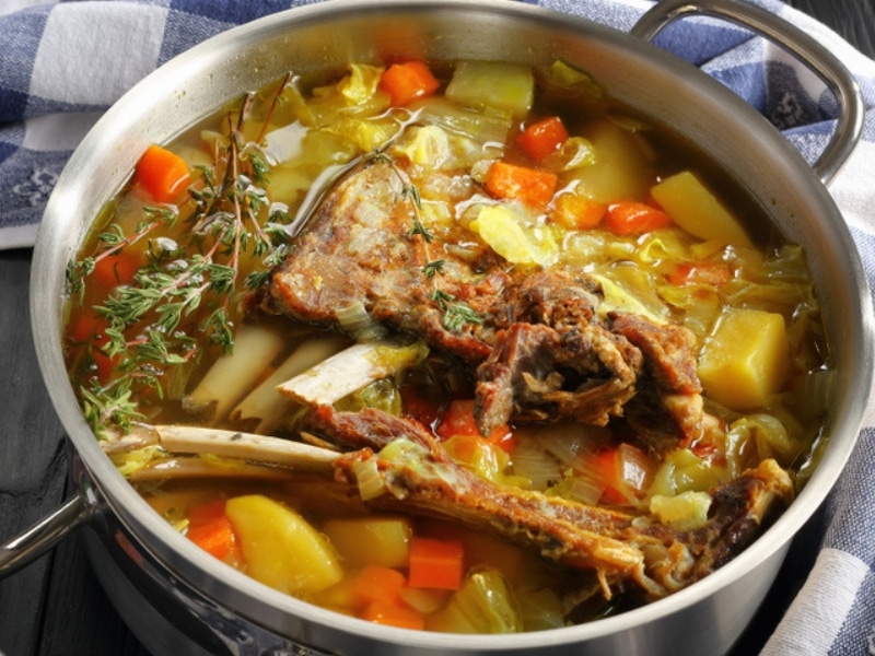 هڪ casserole ۾ Kjötsupa ليمب سوپ