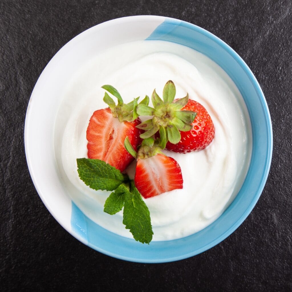 Yogur Skyr en un bol con fresas frescas y menta