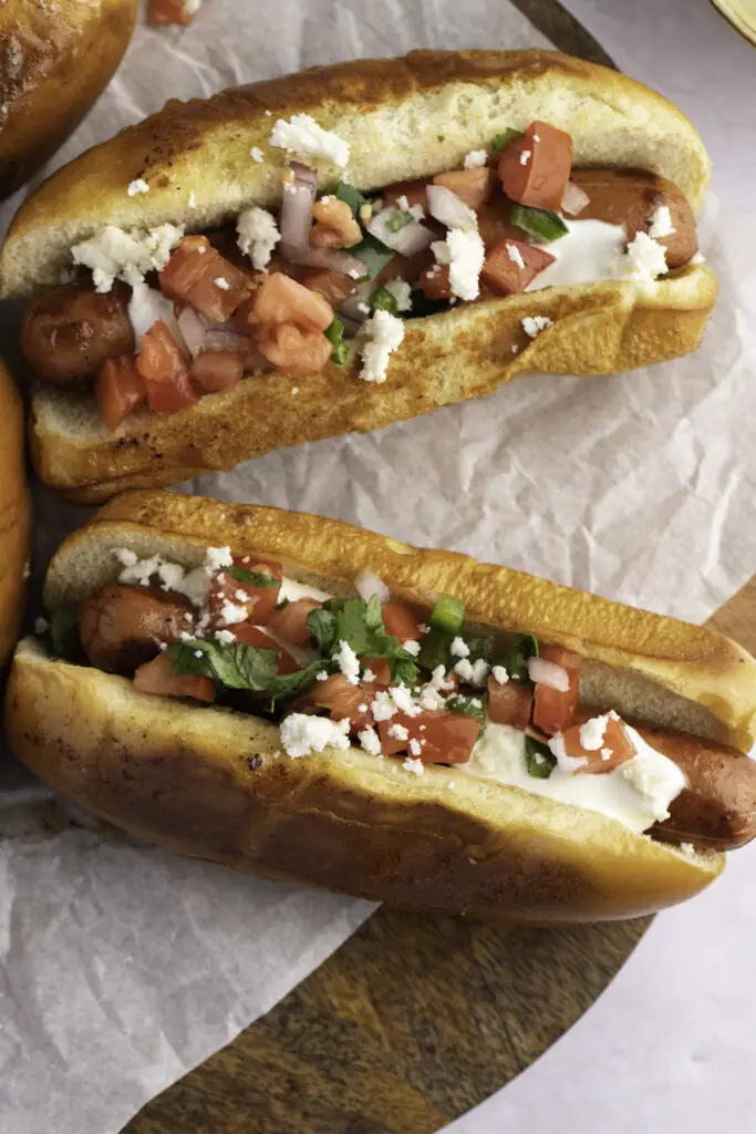 Meksikolaiset hot dogit pico de gallolla ja juustolla