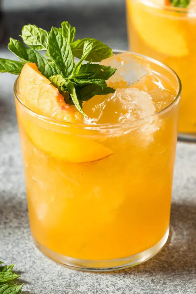 Cóctel Boozy Refreshing Peach Smash con vodka y menta