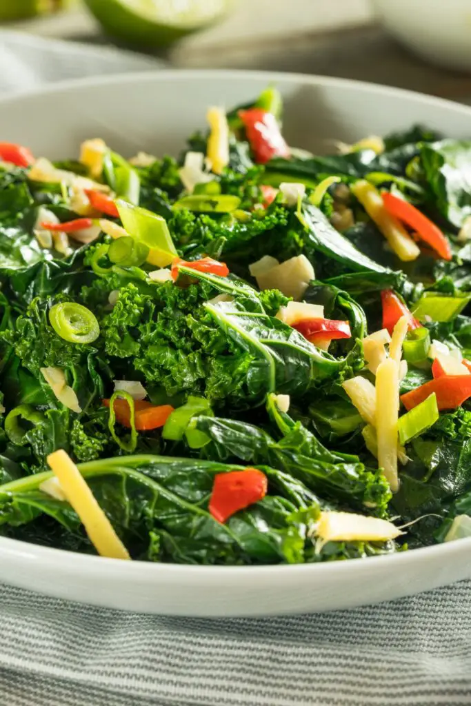 Homemade sautéed kale jeung sayuran dina piring bodas