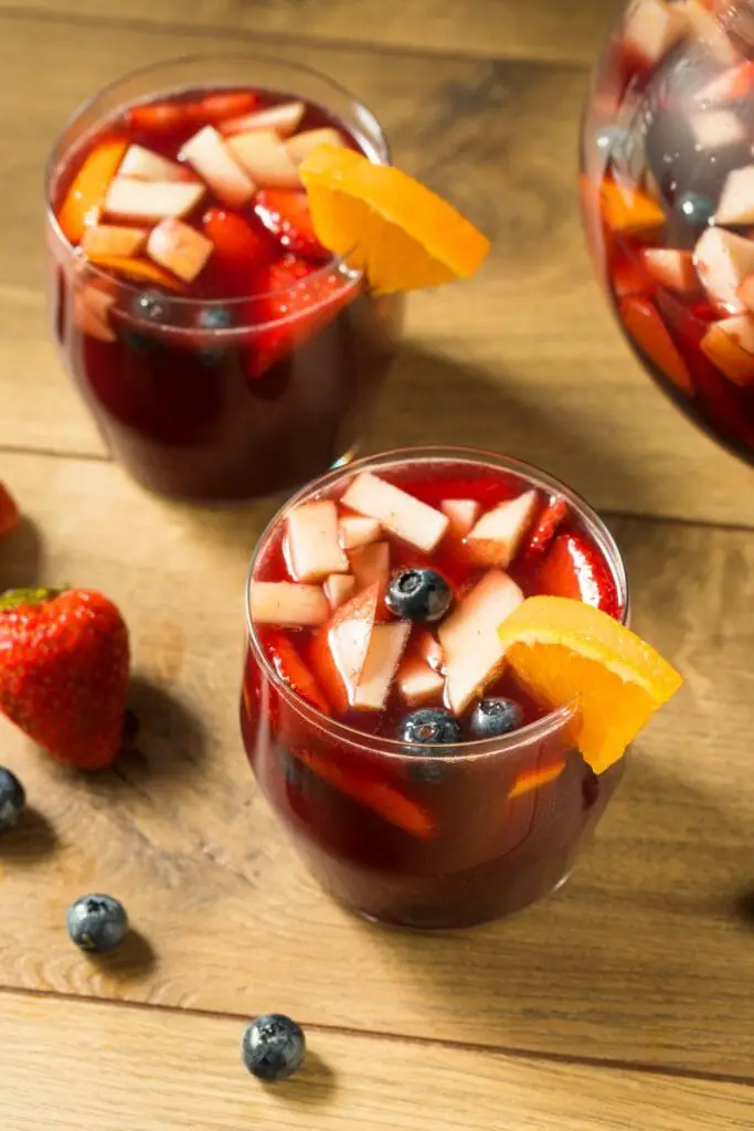 Sangria beureum non-alkohol jeung strawberries, apel jeung jeruk