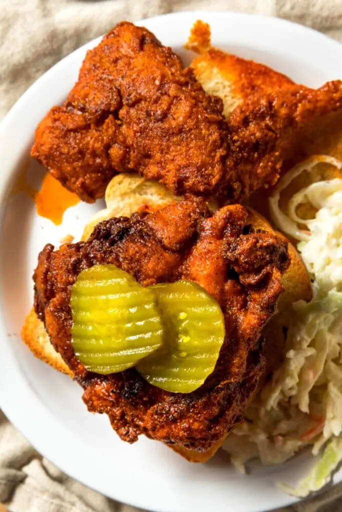 Nashville Hot Chicken Subs disajikan dengan Coleslaw dengan topping Irisan Acar