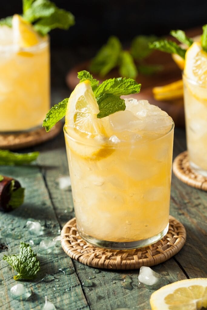 Limon və nanə ilə evdə hazırlanmış içkili burbon viskisi