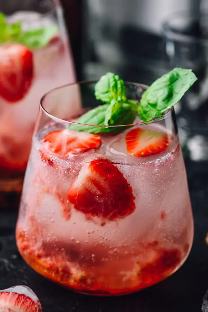 Boozy Vodka alla fragola rinfrescante con frutta fresca