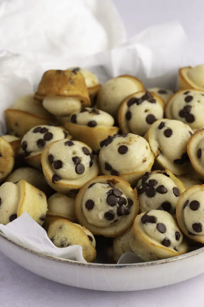 Mini Muffins De Chispas De Chocolate Recién Horneados