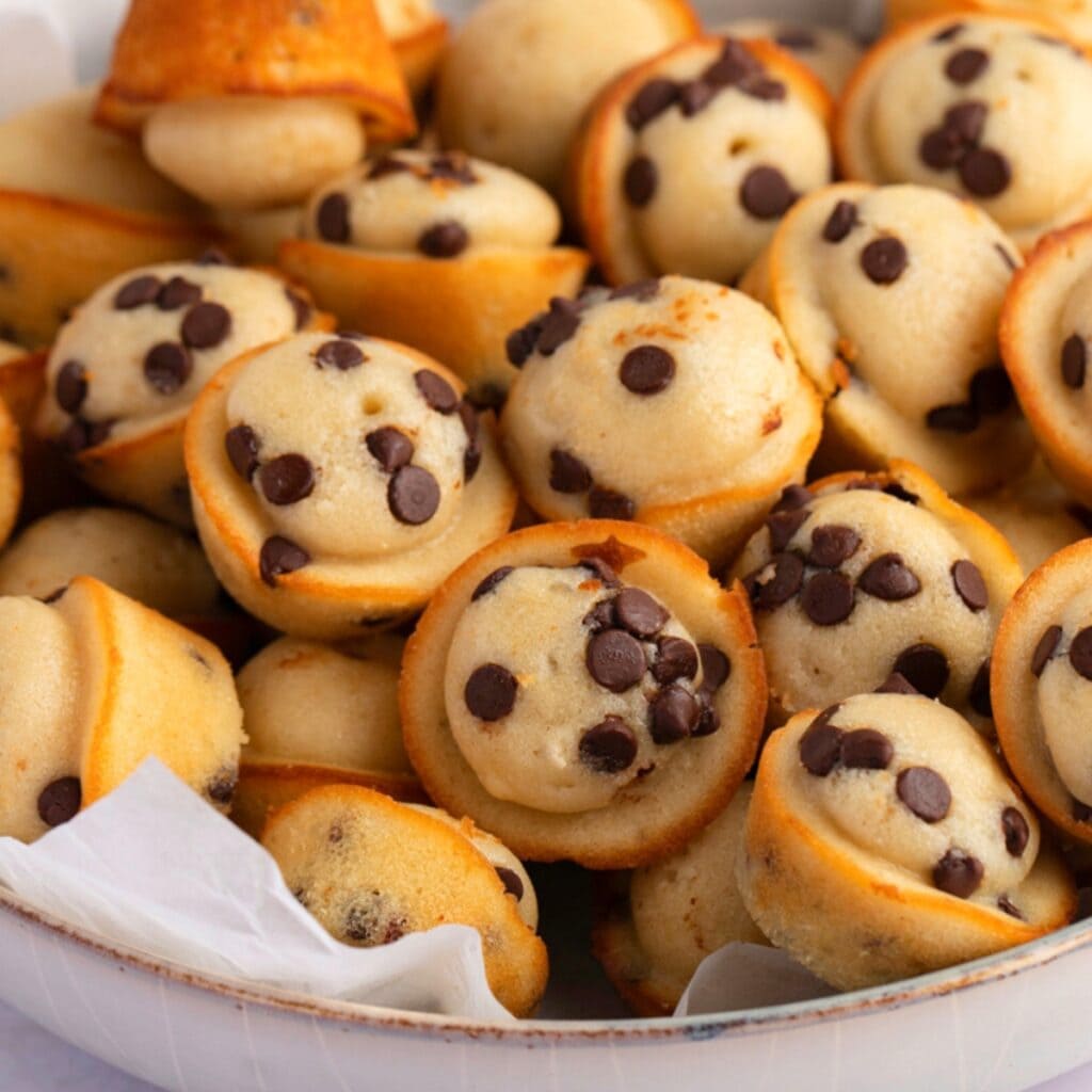 Mini Muffins De Chispas De Chocolate En Un Tazón De Cerámica