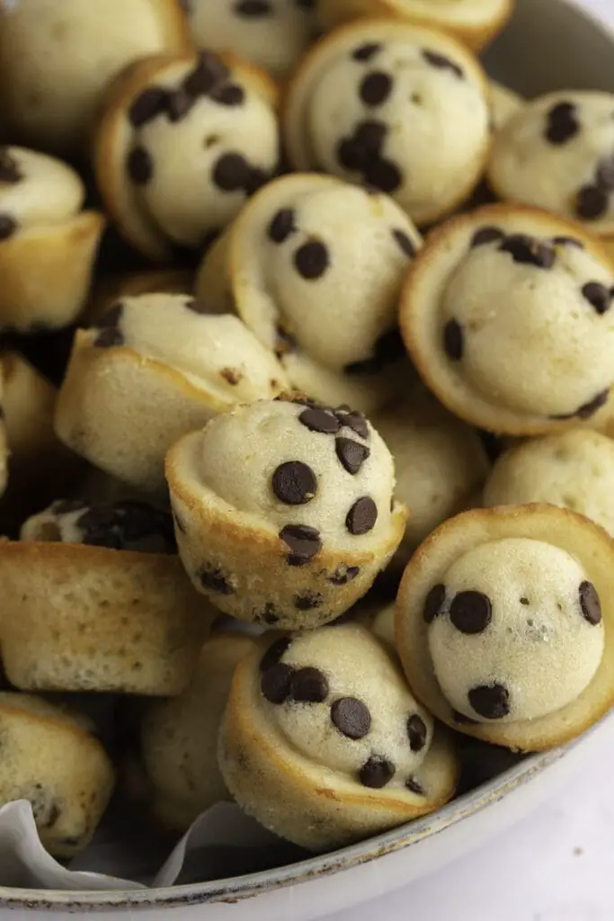 Primer plano de mini muffins de chispas de chocolate