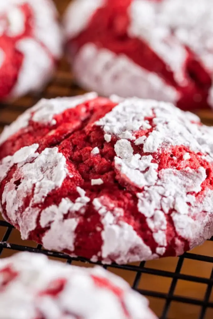 Cerca de Chewy Red Velvet Crinkle Cookies