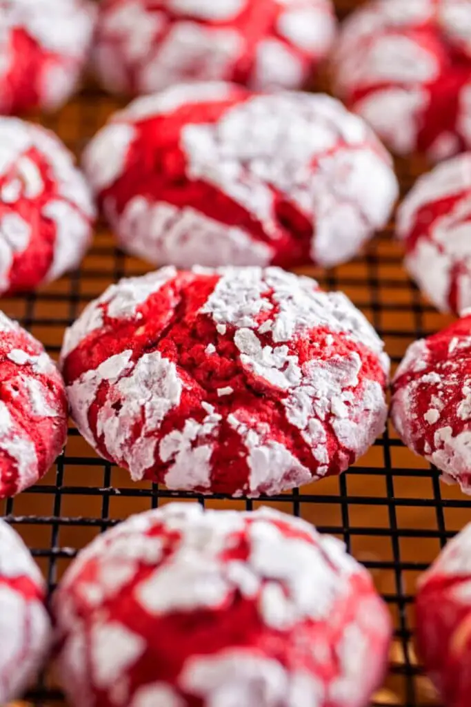 Galletas arrugadas de terciopelo rojo en una rejilla para hornear