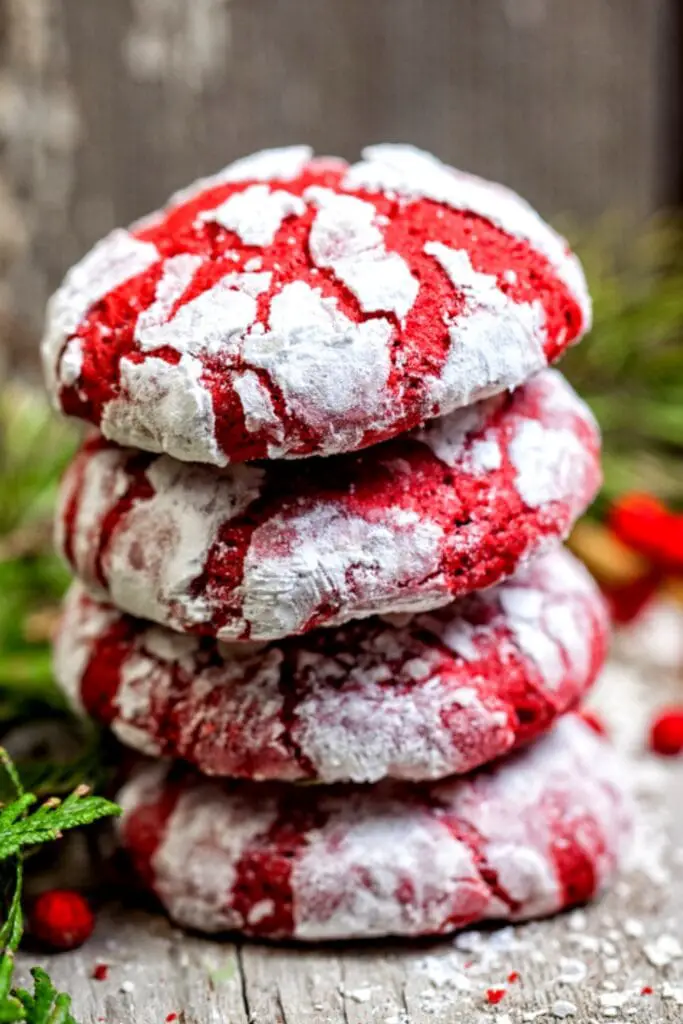 Pila de galletas arrugadas de terciopelo rojo 