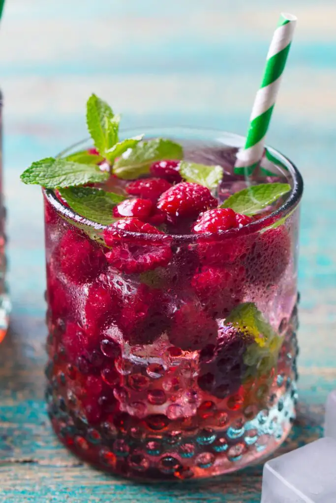 Refreshing raspberry cocktail nrog vodka thiab mint