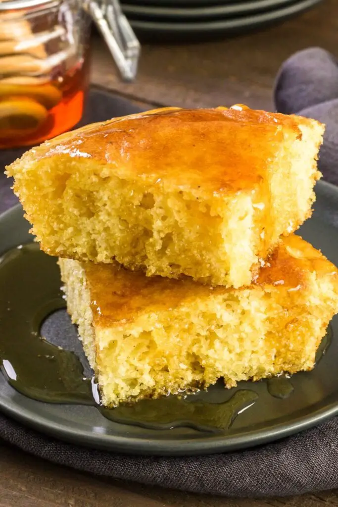 Pan de maíz suave y esponjoso con miel