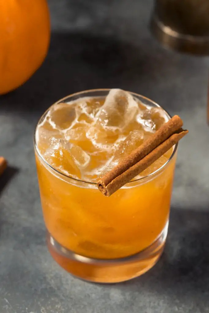 계피를 곁들인 Boozy Refreshing Pumpkin Spice Bourbon
