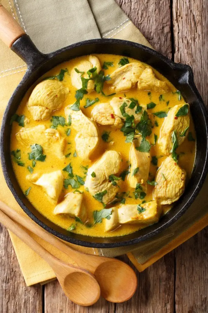Domaći pileći curry s umakom od kokosa, češnjakom i začinima