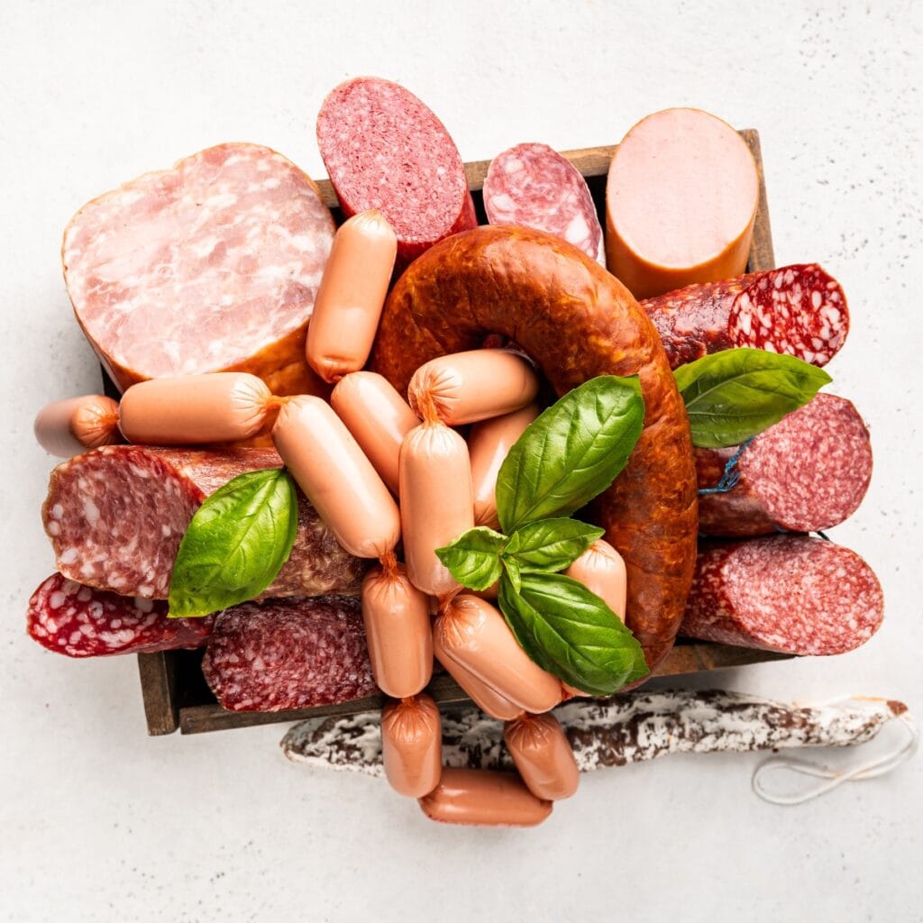 Diferentes Tipos De Salchichas Con Salami Y Carne Ahumada