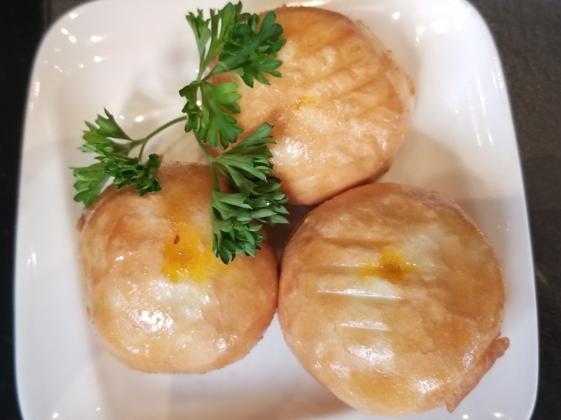 Nai Wong Bao (bollos de natillas) en un plato blanco