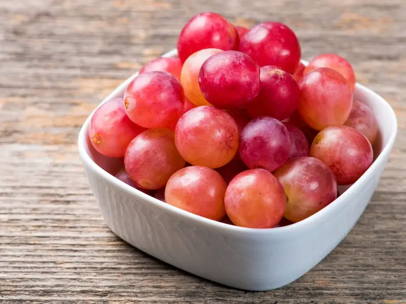 Pink grapes nyob rau hauv ib lub thawv square