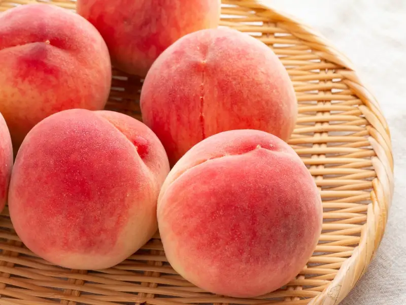 Fresh peaches nyob rau hauv lub lauj kaub tais diav