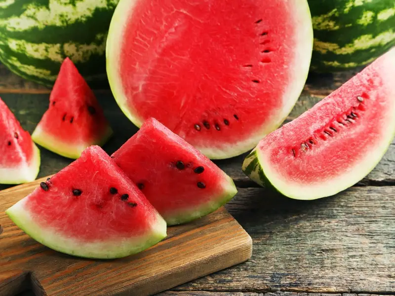 Watermelon ùr slàn agus air a ghearradh