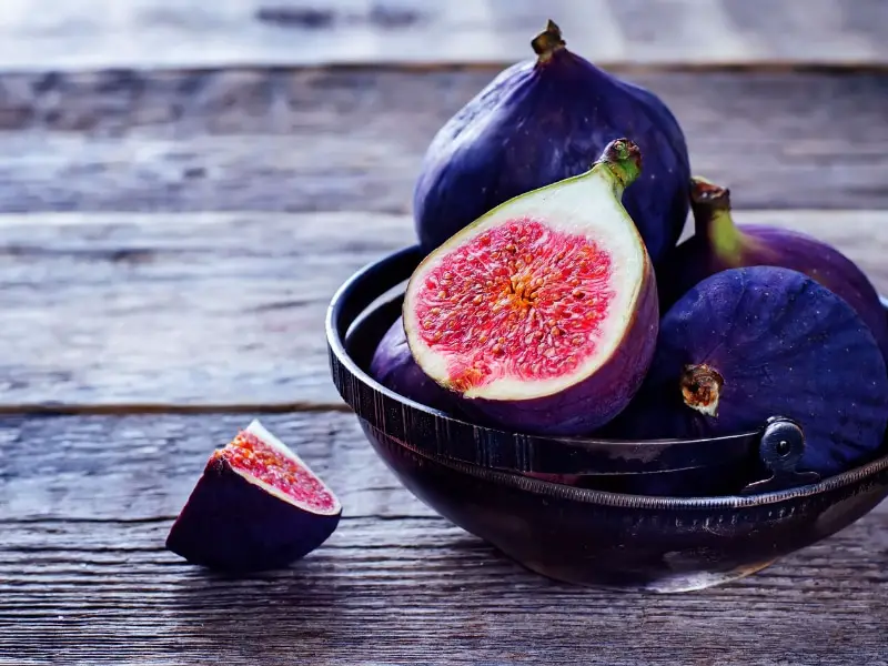 Fresh figs nyob rau hauv ib lub tais steel