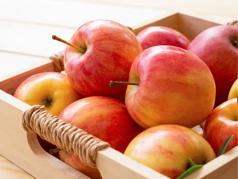Manzanas Braeburn en una caja de madera