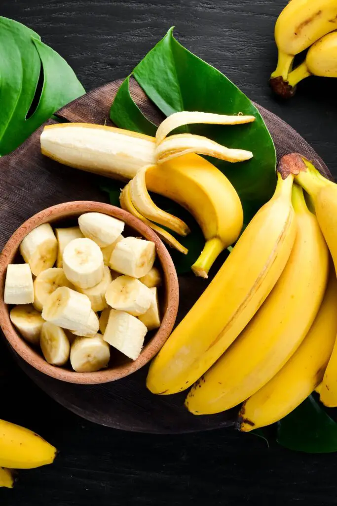 Plátanos amarillos orgánicos crudos y en rodajas