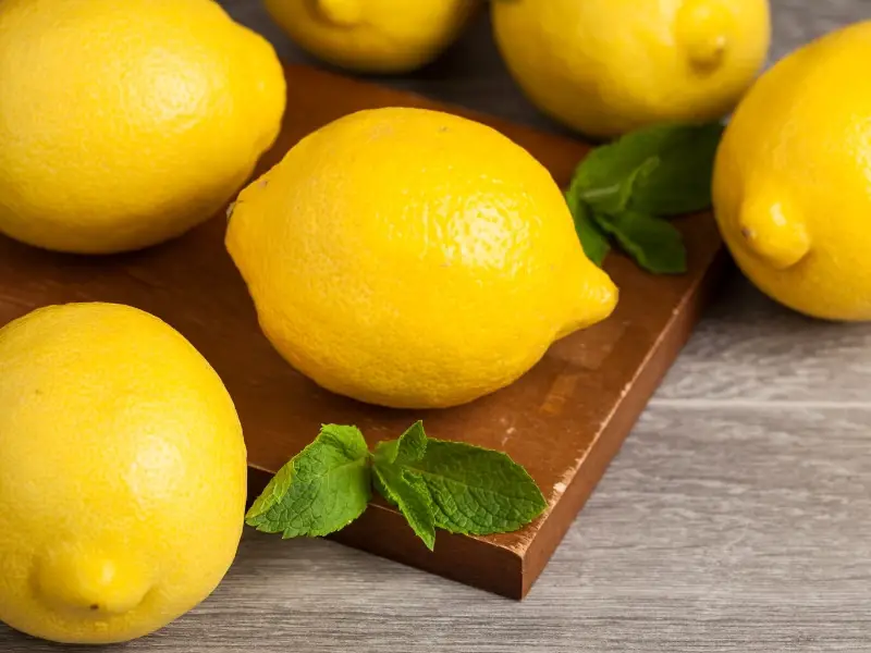 Limones frescos en mesa de madera